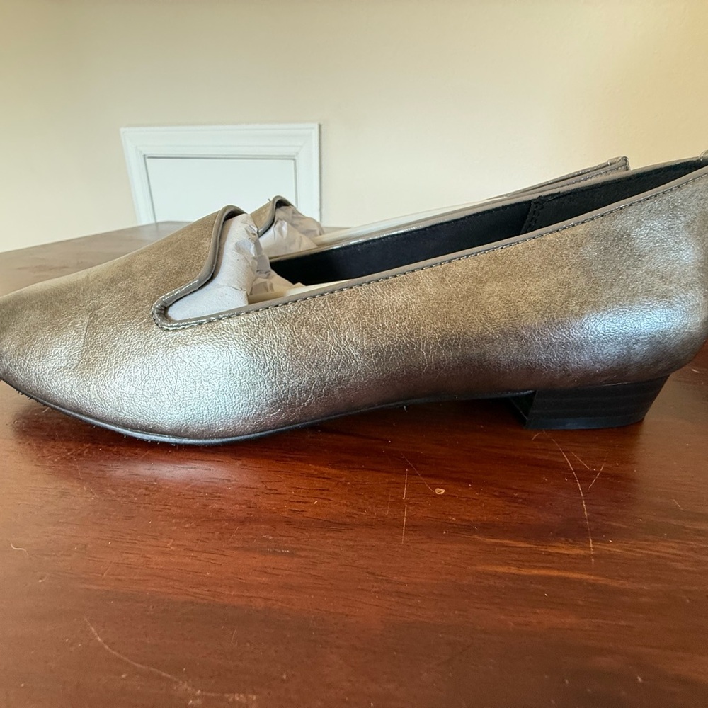 NWT Soft Style Charmy Loafer Size 12 Wide